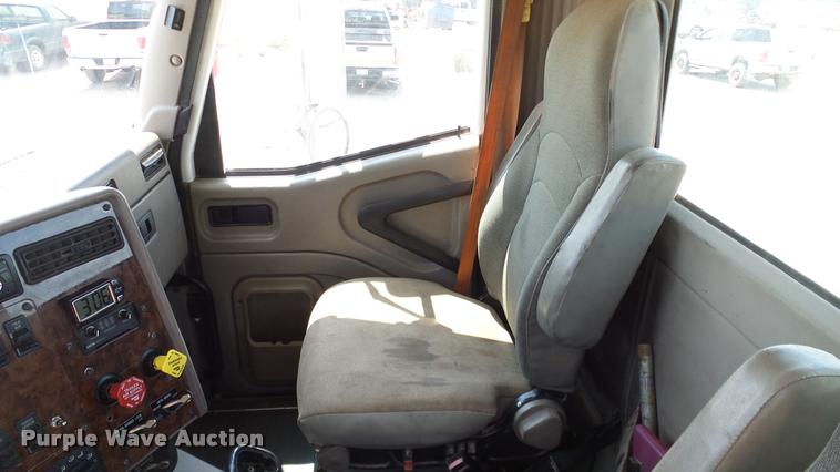 image for item DA6772 2005 International 9200i semi truck