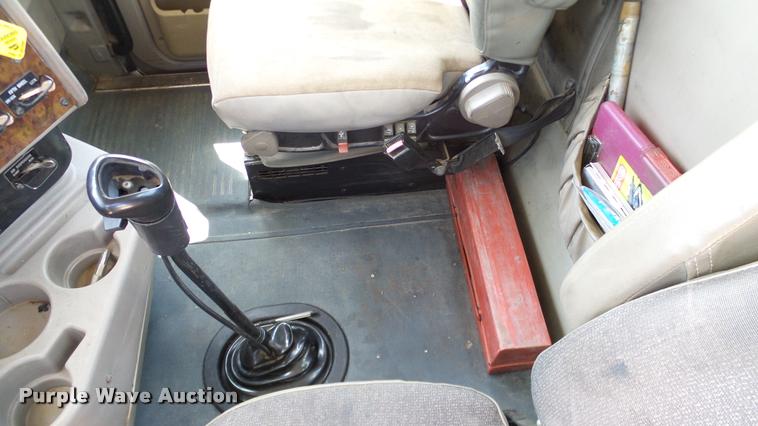 image for item DA6772 2005 International 9200i semi truck