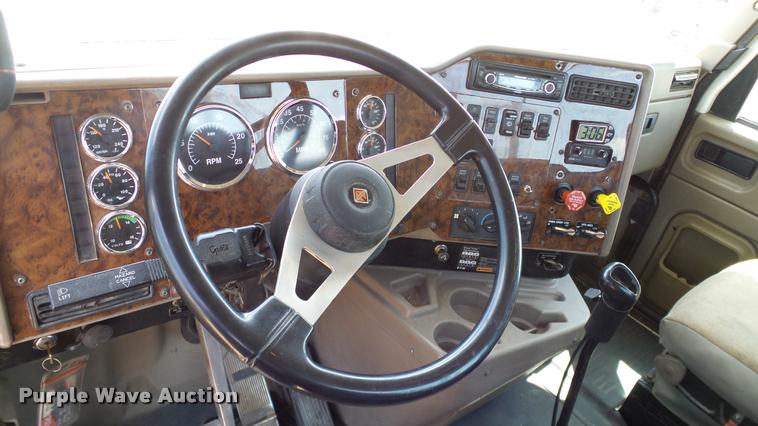 image for item DA6772 2005 International 9200i semi truck