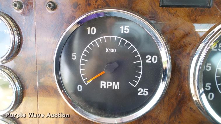 image for item DA6772 2005 International 9200i semi truck