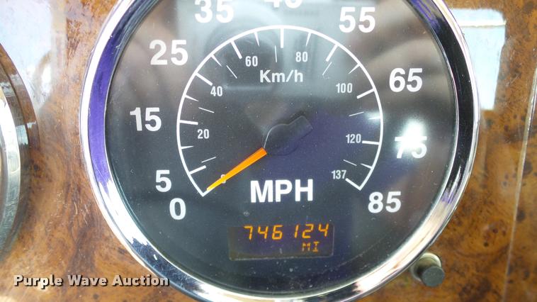 image for item DA6772 2005 International 9200i semi truck