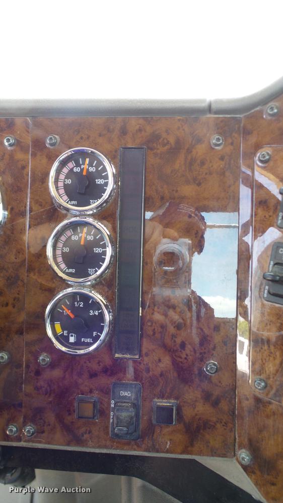 image for item DA6772 2005 International 9200i semi truck