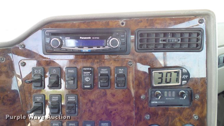 image for item DA6772 2005 International 9200i semi truck