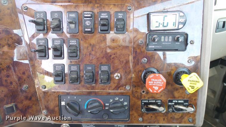 image for item DA6772 2005 International 9200i semi truck