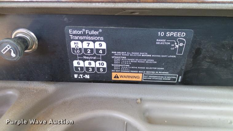 image for item DA6772 2005 International 9200i semi truck