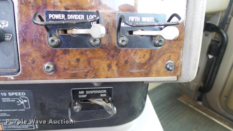 image for item DA6772 2005 International 9200i semi truck