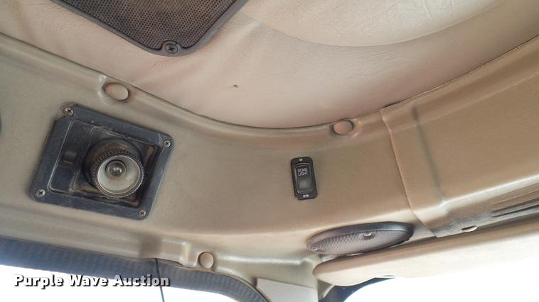 image for item DA6772 2005 International 9200i semi truck