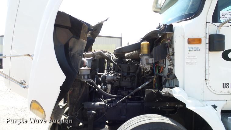 image for item DA6772 2005 International 9200i semi truck