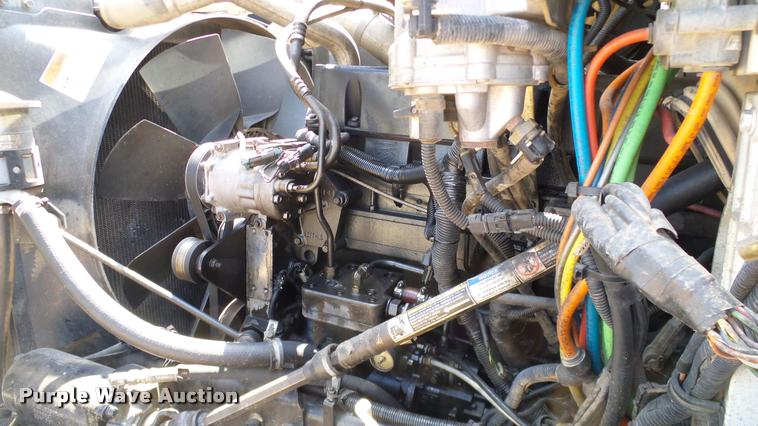 image for item DA6772 2005 International 9200i semi truck