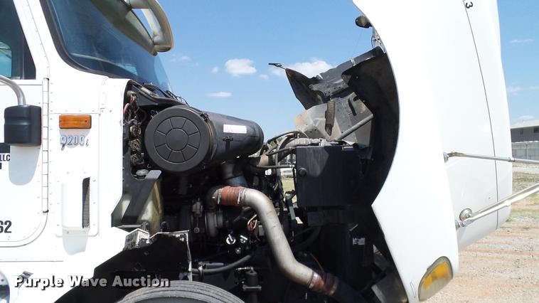 image for item DA6772 2005 International 9200i semi truck