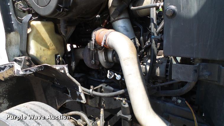 image for item DA6772 2005 International 9200i semi truck