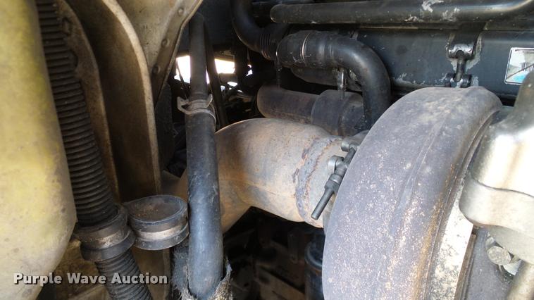 image for item DA6772 2005 International 9200i semi truck