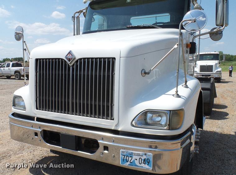 image for item DA6772 2005 International 9200i semi truck