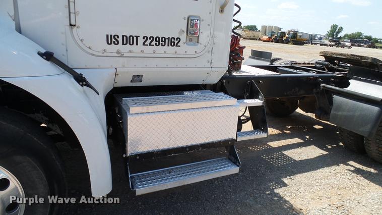 image for item DA6772 2005 International 9200i semi truck