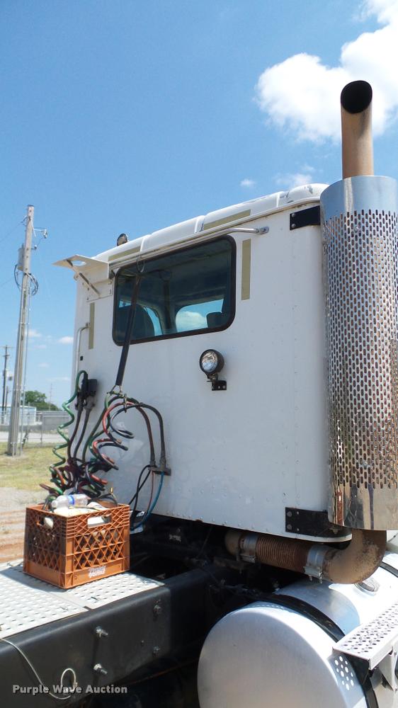 image for item DA6772 2005 International 9200i semi truck