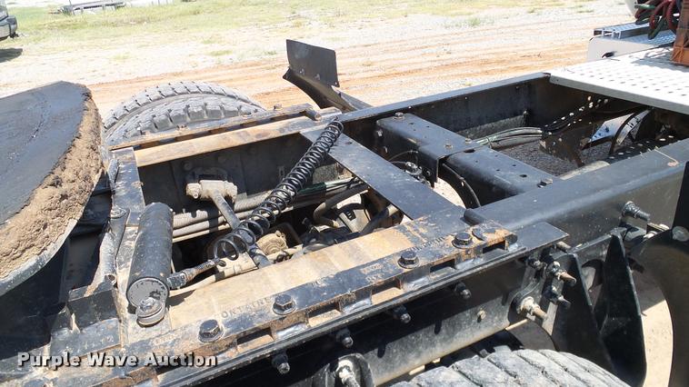 image for item DA6772 2005 International 9200i semi truck