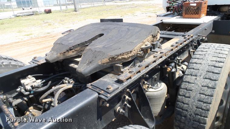 image for item DA6772 2005 International 9200i semi truck