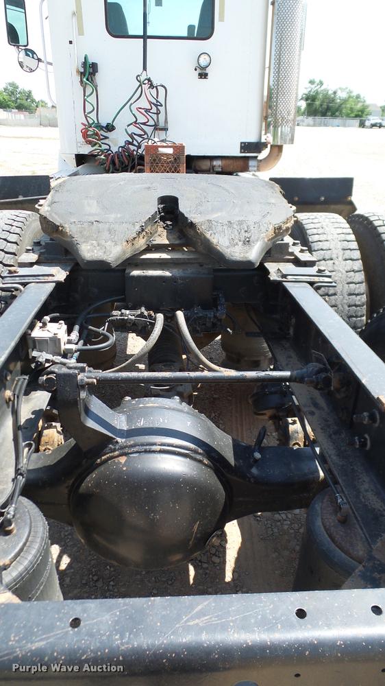 image for item DA6772 2005 International 9200i semi truck