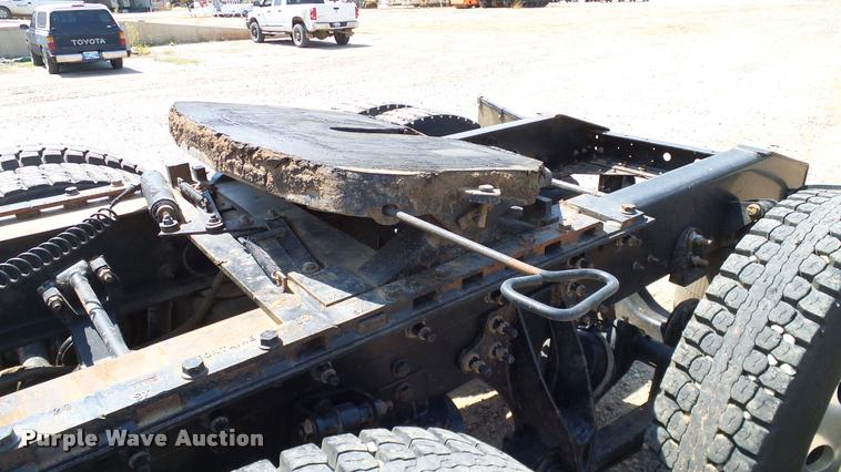 image for item DA6772 2005 International 9200i semi truck