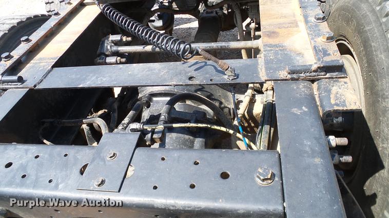 image for item DA6772 2005 International 9200i semi truck