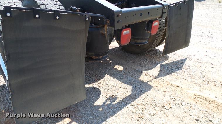 image for item DA6772 2005 International 9200i semi truck