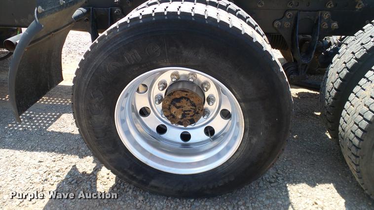 image for item DA6772 2005 International 9200i semi truck