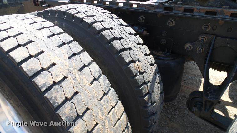 image for item DA6772 2005 International 9200i semi truck