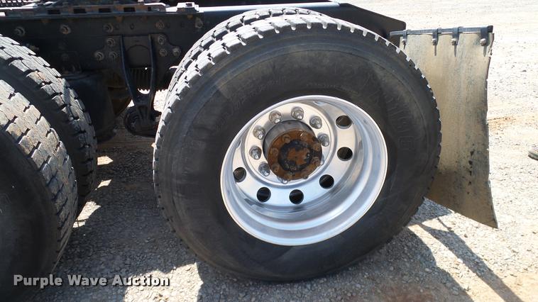 image for item DA6772 2005 International 9200i semi truck