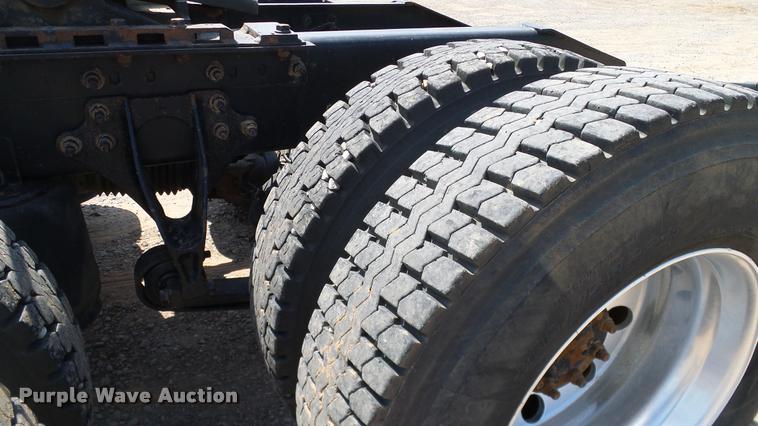 image for item DA6772 2005 International 9200i semi truck