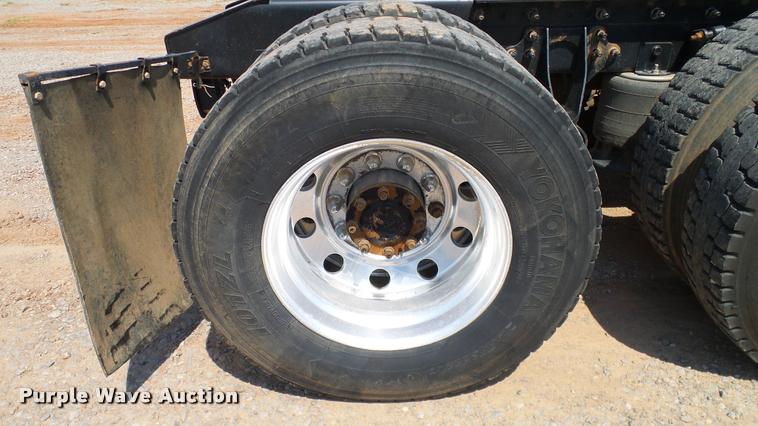 image for item DA6772 2005 International 9200i semi truck