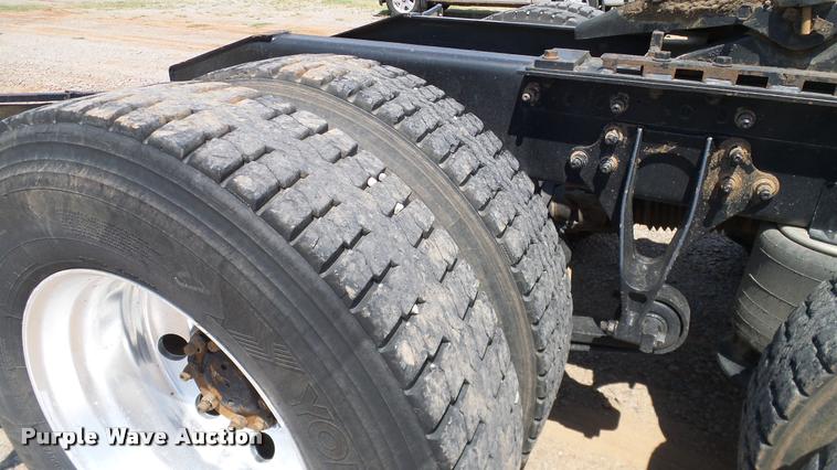 image for item DA6772 2005 International 9200i semi truck