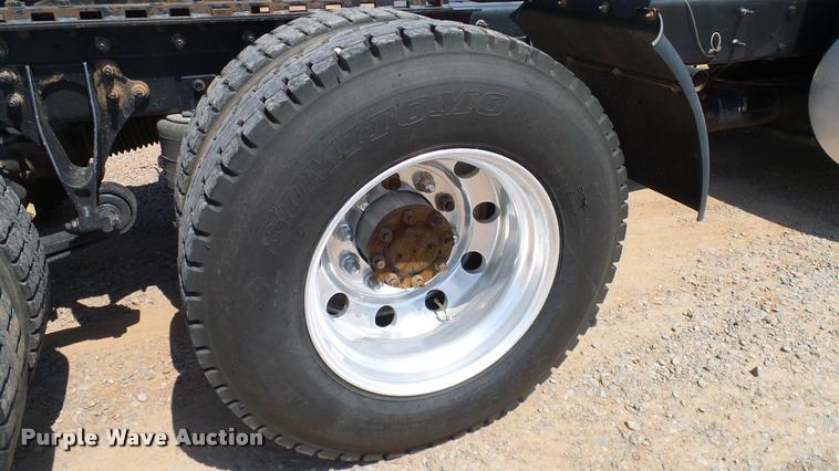 image for item DA6772 2005 International 9200i semi truck