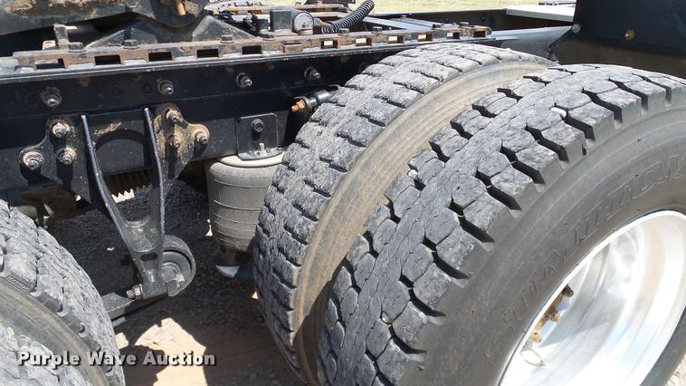 image for item DA6772 2005 International 9200i semi truck