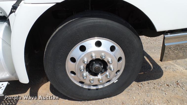 image for item DA6772 2005 International 9200i semi truck