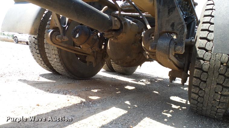 image for item DA6772 2005 International 9200i semi truck