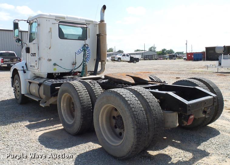 image for item DA6773 2006 International 9200i semi truck