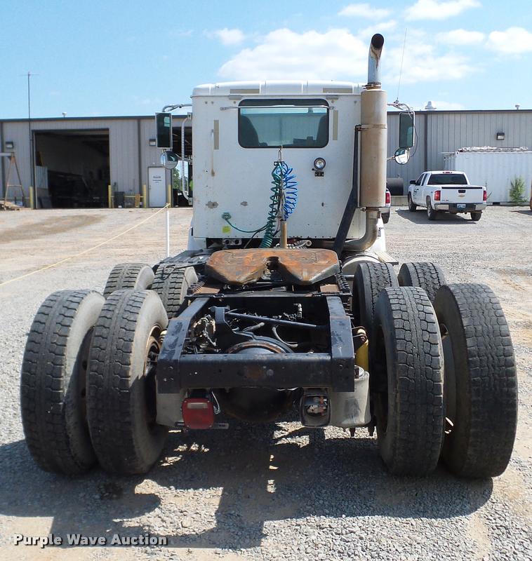 image for item DA6773 2006 International 9200i semi truck