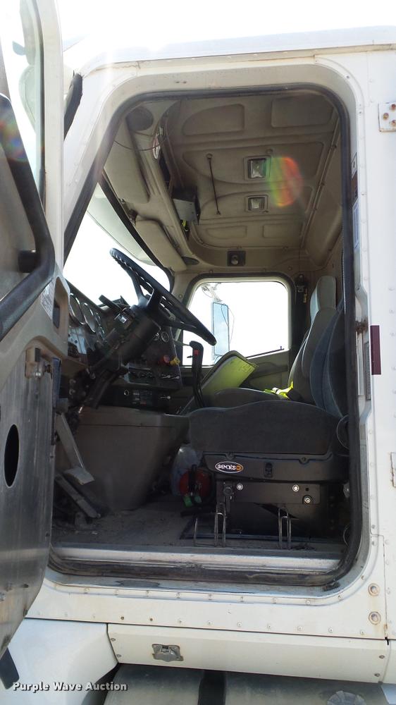 image for item DA6773 2006 International 9200i semi truck