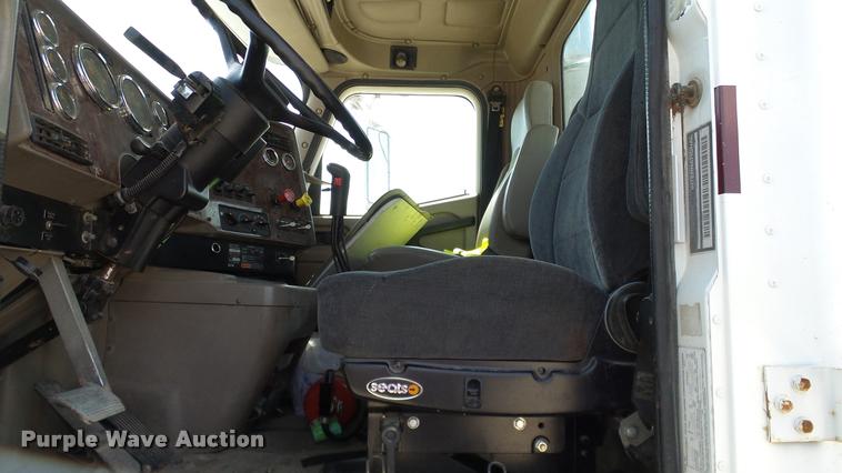 image for item DA6773 2006 International 9200i semi truck