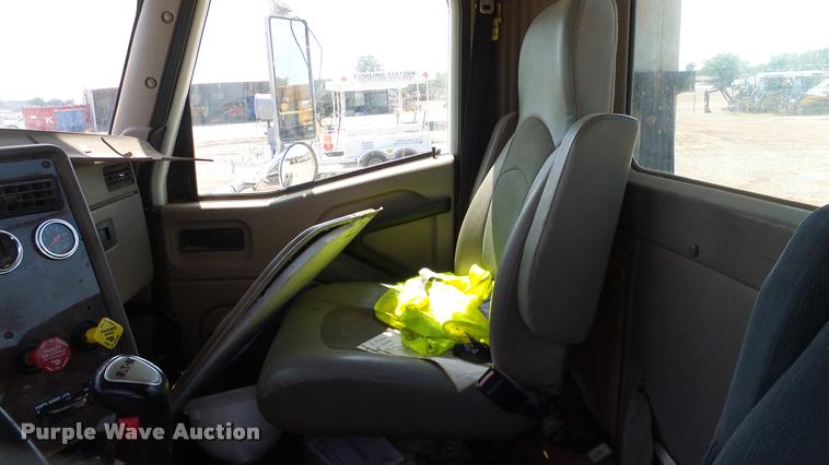 image for item DA6773 2006 International 9200i semi truck