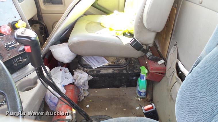 image for item DA6773 2006 International 9200i semi truck