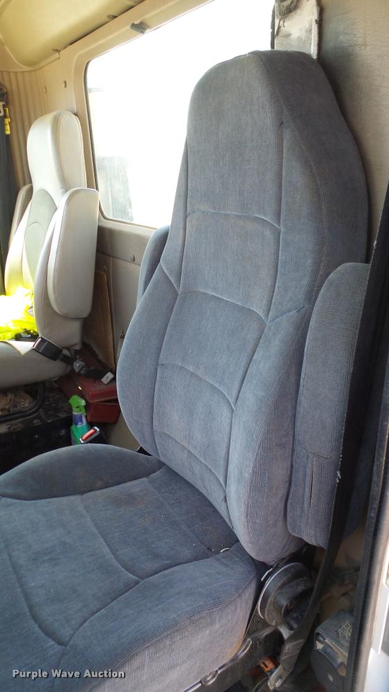 image for item DA6773 2006 International 9200i semi truck