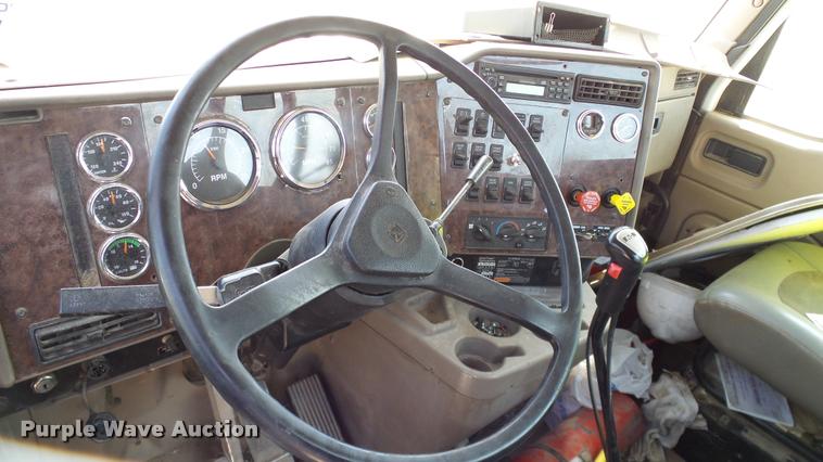 image for item DA6773 2006 International 9200i semi truck