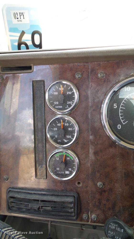 image for item DA6773 2006 International 9200i semi truck