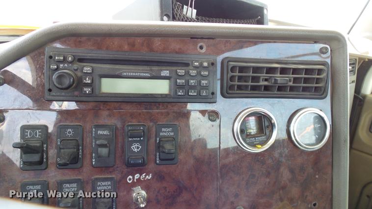 image for item DA6773 2006 International 9200i semi truck