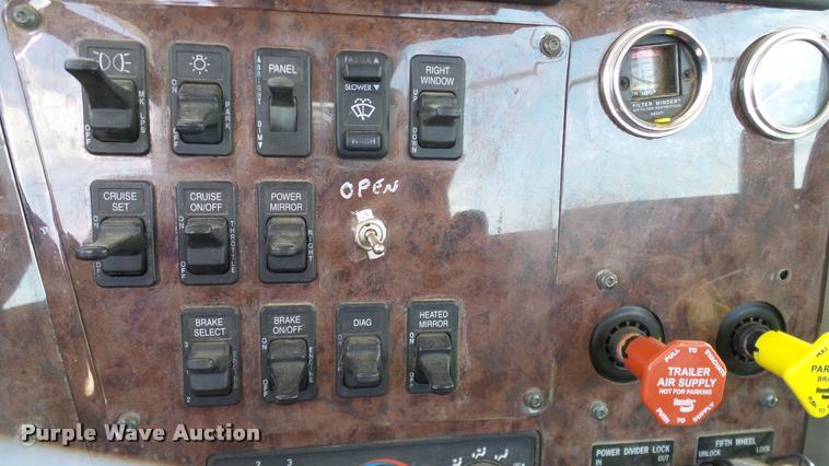 image for item DA6773 2006 International 9200i semi truck