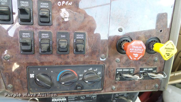 image for item DA6773 2006 International 9200i semi truck