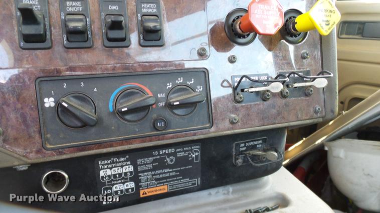 image for item DA6773 2006 International 9200i semi truck