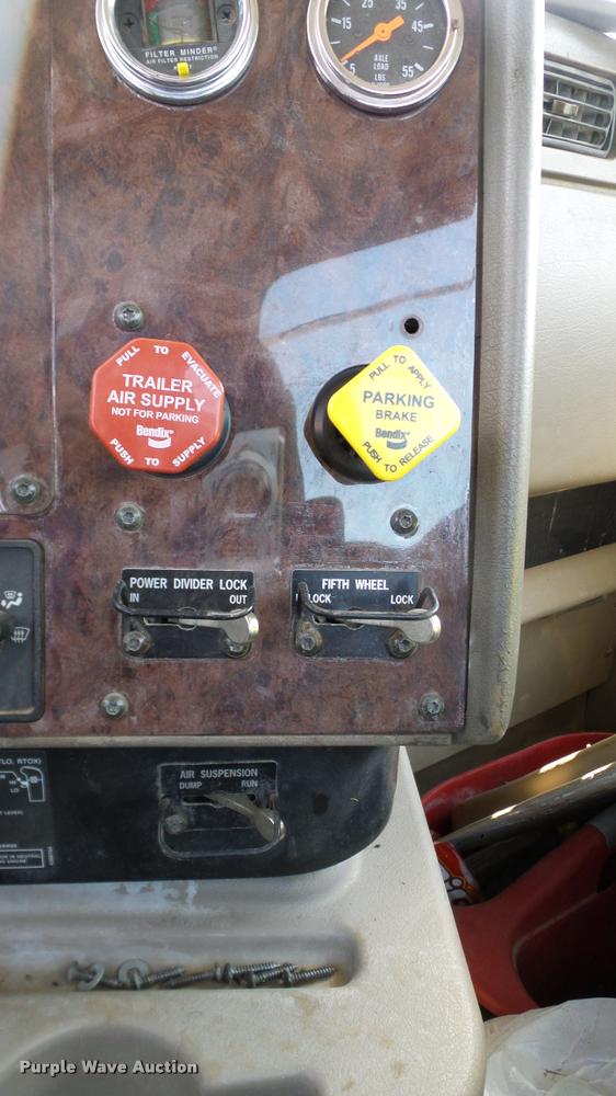 image for item DA6773 2006 International 9200i semi truck