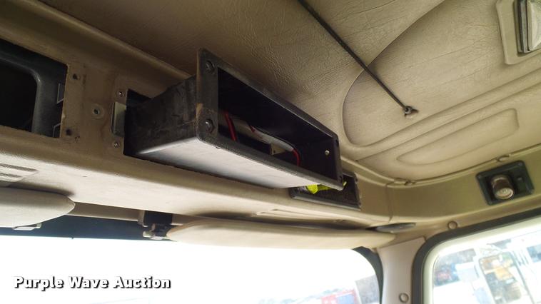 image for item DA6773 2006 International 9200i semi truck